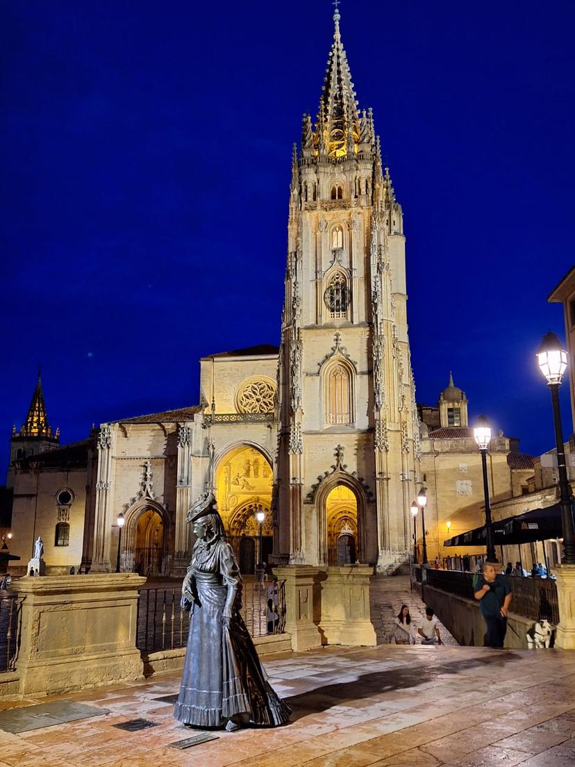 Priya and Dani at Oviedo Cathedral of San Salvador